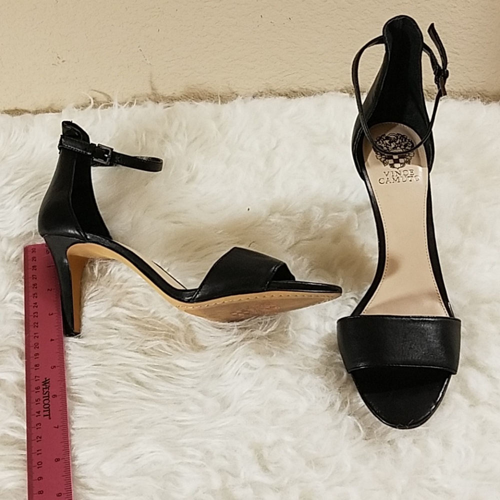(10) Vince Camuto Black Leather "Court"Pumps